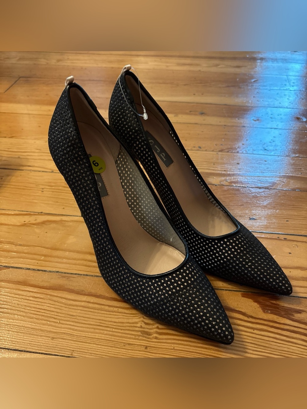 Women's Sarah Jessika Parker Fishnet Fawn Black Mesh Glow Pump EU 39.5(US 9) M